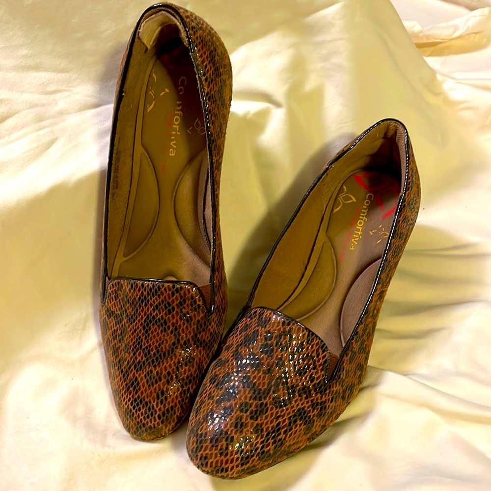 Animal print Comfortiva 1.5” heel size 9.5